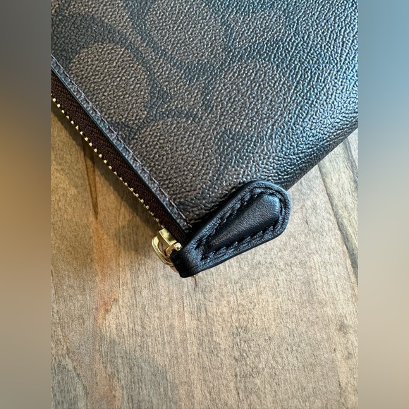 NWT Coach Signature Zip Around Wallet - Picture 3 of 6